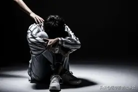 因失恋20岁男子喝百草枯，苦熬十天离世，喝下的一瞬间就后悔了图片