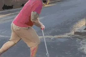 搞笑GIF: 人生处处是坎坷, 笑到最后是大哥图片