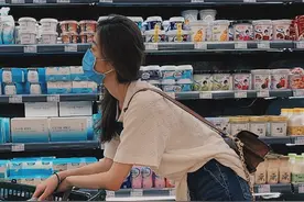“林有有”张月参加晚会，穿亮片服秀长腿，越来越有“正房”范儿图片
