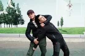想从身后把坏人放倒，一招制敌，控制住他身体的这个位置就可以视频封面