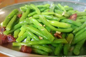 家常小炒腊肉炒豆角咸香入味图片