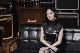 张韶涵胆子真大！穿旗袍裙配吊带丝袜，不仅丝毫不丑，效果意外图片