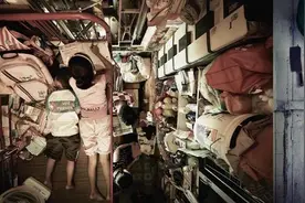 在香港被遗忘的人：一家四口居住在不足十平米的房子中图片