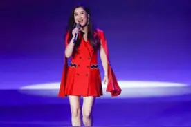 39岁玲花会唱又会穿，单穿西装裙玩下身失踪，一双长腿肉感十足图片