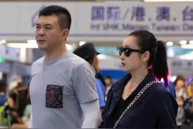 服了秦海璐！大把年纪躲老公怀里撒娇，扎高马尾被王新军宠成女儿图片