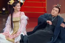 关晓彤模仿沈腾“东北躺”，当她伸出腿那一刻，导演都来不及救场图片