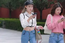 与闺蜜在逛街的小姐姐，花总是要绿叶来衬托，打扮得体，优雅如兰图片