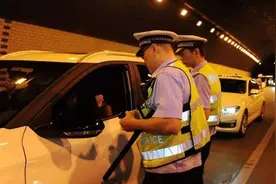 忘了带驾驶证被交警查车，2种办法试试图片