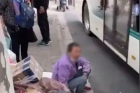 阿姨带捡拾废品坐公交被拒后大哭！车队回应，专业司机这样说图片