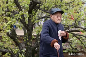 百岁老人性格有点怪，一生喜欢吃醋不吃肉，爱住地坑光脚穿鞋图片
