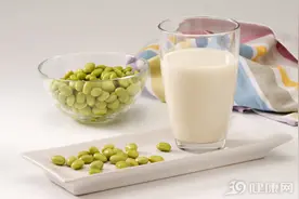 经常喝豆浆好处多多，医生提醒，4类人要“悠着点”，多喝没好处图片