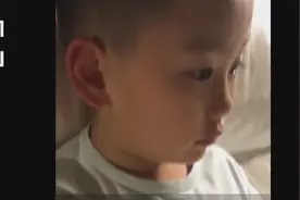 男孩看到妈妈英语笔记内疚图片