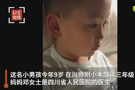 男孩看到妈妈英语笔记内疚图片