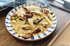 秋冬多吃茭白，加点腊味炒一炒，鲜脆滑口营养下饭图片