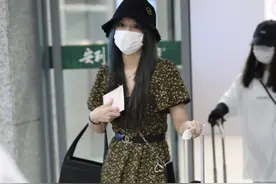 穿裙子别总配凉鞋了，女星都在用这3款鞋配裙子，轻便好穿显活力图片