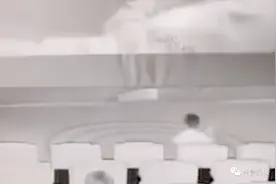 “熊孩子”看电影拍打银幕半小时弄坏大屏！家长：影院未做到一对一告知荧幕不可以拍打图片