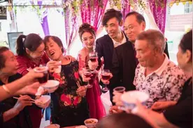 拒付哥嫂婚宴钱后，老母气得要将女儿除名，女儿回应让她无地自容图片