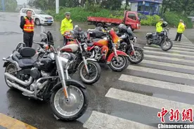 四川：18辆摩托车违法驶入高速公路 依法处罚图片