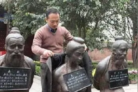 秦桧后人提出拆除秦桧跪像，跪了800年该起来了，专家：不准拆图片