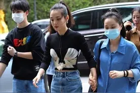 吴倩真够大胆，“内衣外穿”不算什么，用白带子绑在外面穿才厉害图片