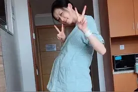 “最苗条”孕妈火了，在产房跳舞催生，网友迷惑：确定是怀孕了？图片