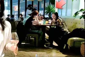 郭碧婷与曾轶可在餐厅聚会被偶遇，两人曾传绯闻已多年没有互动图片