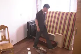 买下法拍房半年却进不了门，法院强制换锁腾空赶走老赖视频封面