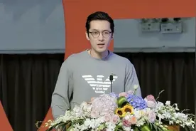 胡歌回上戏参加开学典礼，发言谦卑显大智慧，被赞人类高质量学长图片