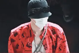 范丞丞红色印花衬衫搭垂顺西裤，清爽帅气，许久不见的机场型男丞图片