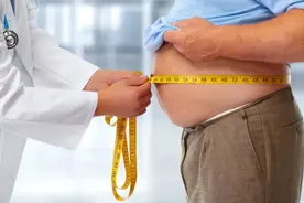十个中年男人，八个挺着大肚子，他们的肚子到底是被谁搞大的？图片