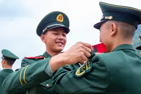 新兵，授衔图片