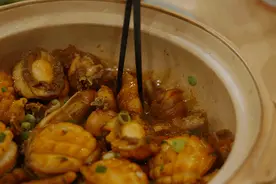鲍鱼大，鸡质靓，这一锅鸡煲就是粤菜的精华图片