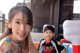 真豪宅！陈若仪晒双胞胎儿子家中游泳，阳台放充气泳池仍显空荡图片
