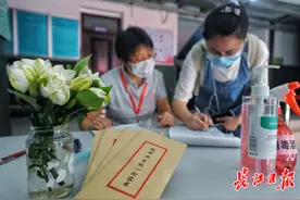 最好的毕业礼物！湖北大学宿管阿姨买来学校周边的栀子花，还写了一封信图片