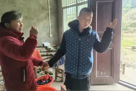 白发母亲被14岁儿子“家暴”，含泪隐忍：宁可我痛不想让他自残图片