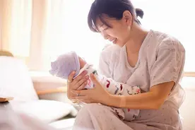 坐月子可以玩手机吗？经常玩和很少玩的妈妈，半年后有很大区别图片