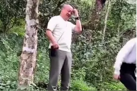67岁曾志伟现身茶场，身旁一年轻美女作陪，下坡笨拙还差点摔倒图片