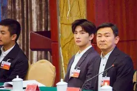人民大会堂开会不准化妆，明星“素颜照”曝光，颜值高低一目了然图片