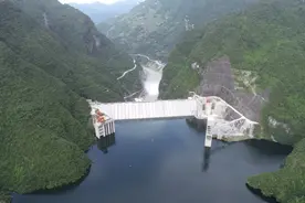 湖北在建最大水电站江坪河电站首台机组投产发电图片