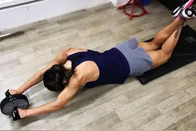 了解腹肌轮训练工具，使用腹肌轮进行相关训练，可以带来哪些好处图片