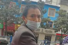 男子手推两轮椅带妻子母亲去医院 获上千网友电话关心图片