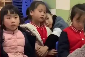 幼儿园小帅哥“温柔一靠”火了，网友：CP感爆棚一代更比一代强图片