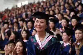 陪女儿考研，自己却先考上！56岁的她又将出国读博士，原本只有高中学历！图片