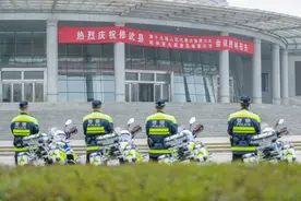 护航全县两会 修武交警在路上图片
