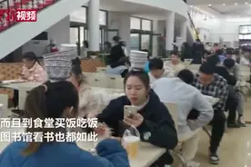 （视频）@太原人！舞蹈专业的女生有多拼？高校女生顶着碗吃饭看书图片