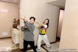 袁姗姗宅家陪妈妈跳广场舞图片
