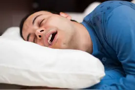夜间睡觉时出现4种异常，一定要警惕，很可能是心梗前兆图片