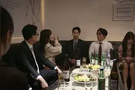 我曾目睹一位女性被灌酒，但我当时一无所知图片