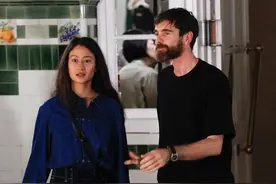 这个越南籍女人太会穿了，长相不惊艳，但她的极简风穿搭让人着迷图片