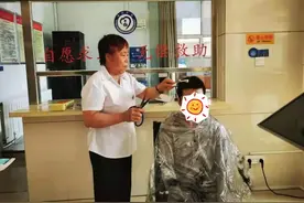 在呼和浩特城南废弃墓穴栖身！流浪多年的90后小伙终于和亲人团聚了图片
